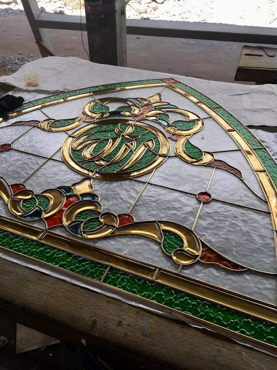 Kaca Patri dan Kaca Grafir di Bali