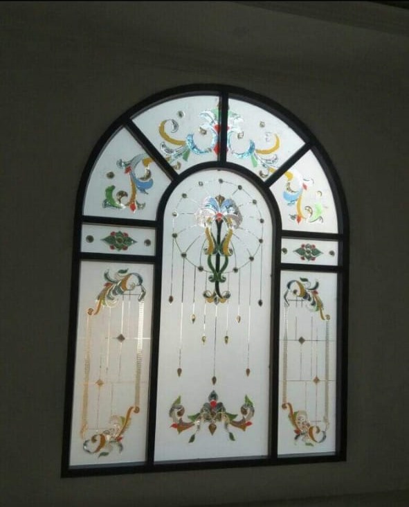 Kaca Patri dan Kaca Grafir di Bali