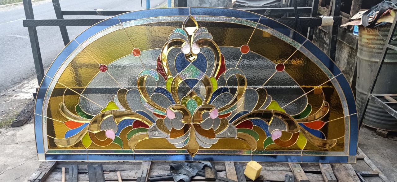 Kaca Patri dan Kaca Grafir di Bali