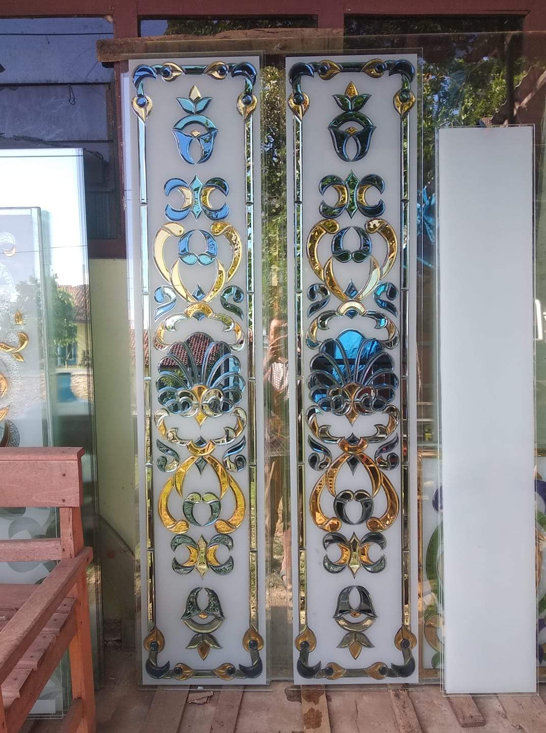 Kaca Patri dan Kaca Grafir di Bali