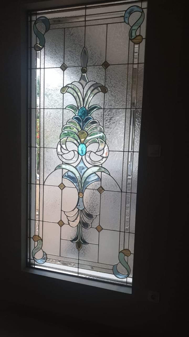 Kaca Patri dan Kaca Grafir di Bali