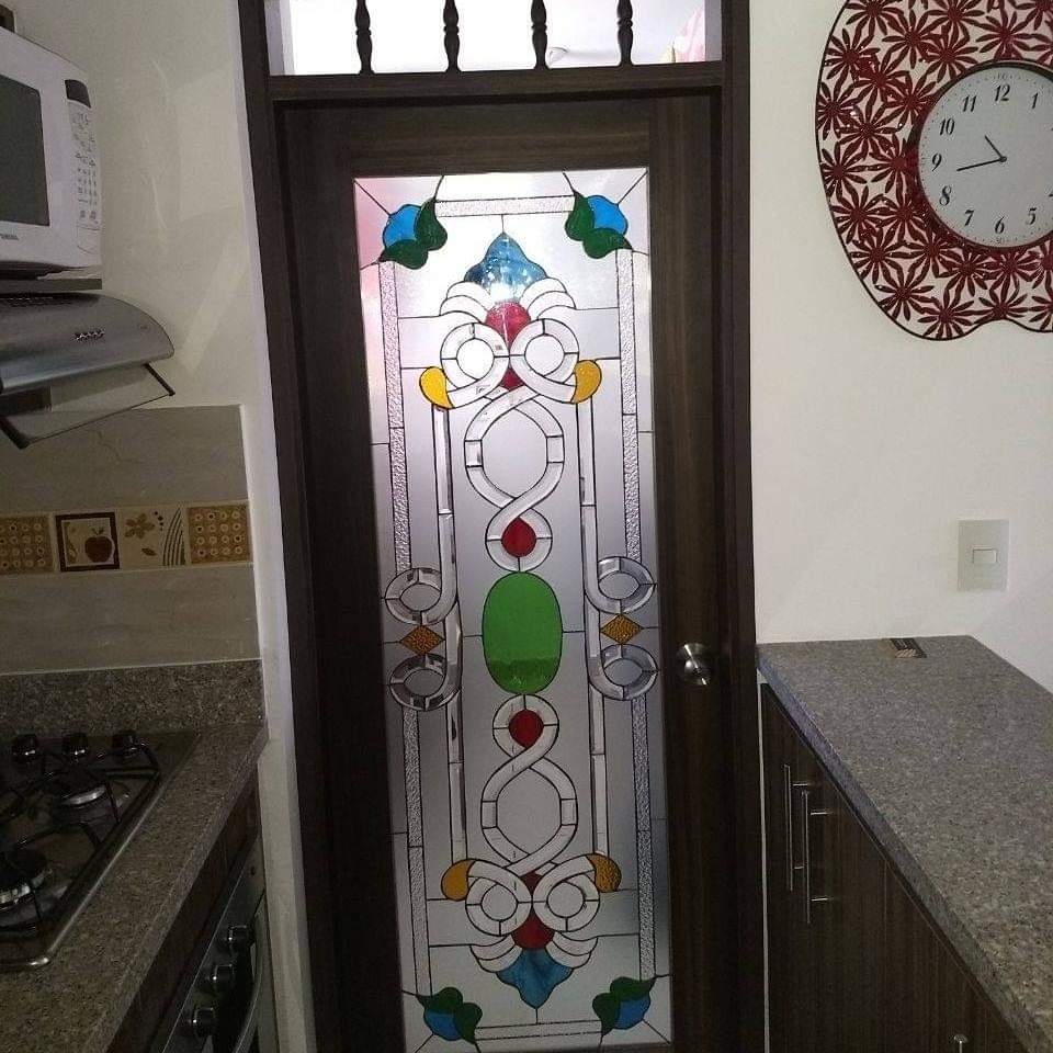 Kaca Patri dan Kaca Grafir di Bali