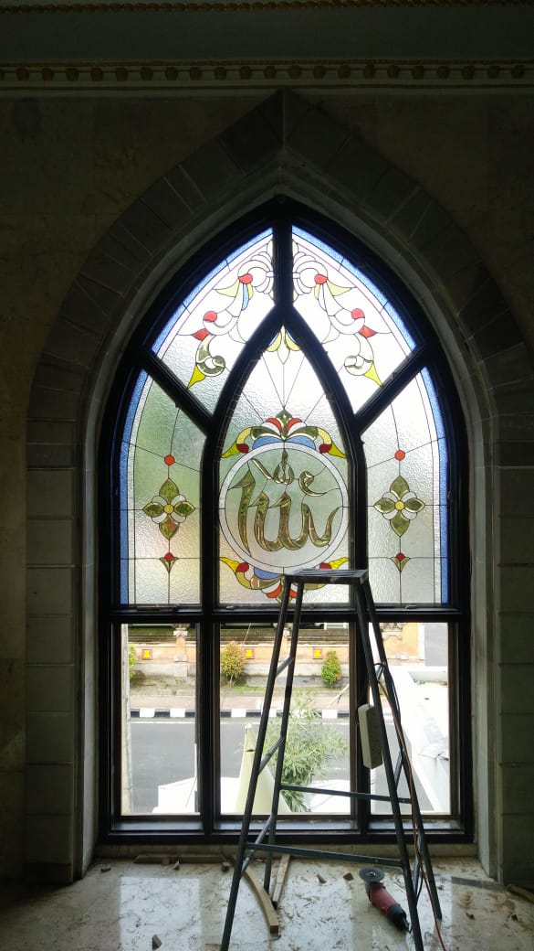 Kaca Patri dan Kaca Grafir di Bali