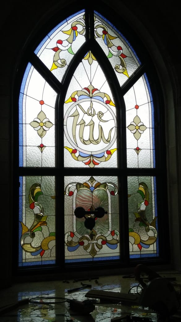 Kaca Patri dan Kaca Grafir di Bali