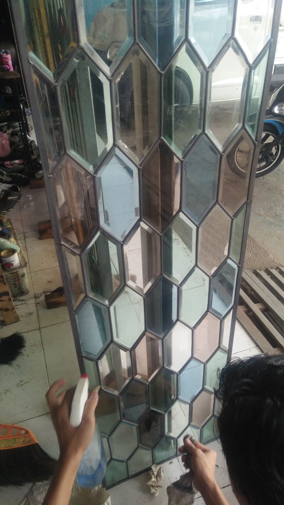 Kaca Patri dan Kaca Grafir di Bali