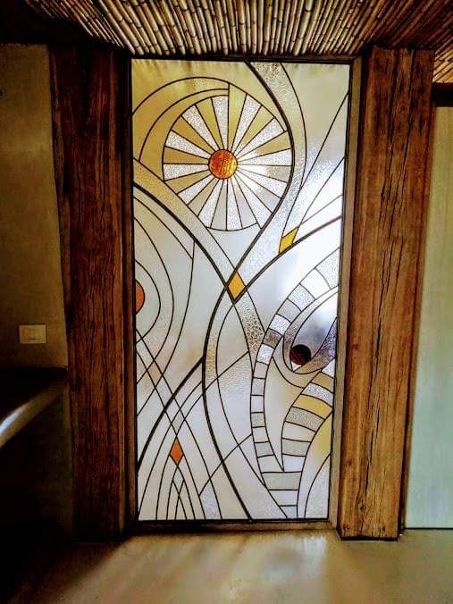 Kaca Patri dan Kaca Grafir di Bali