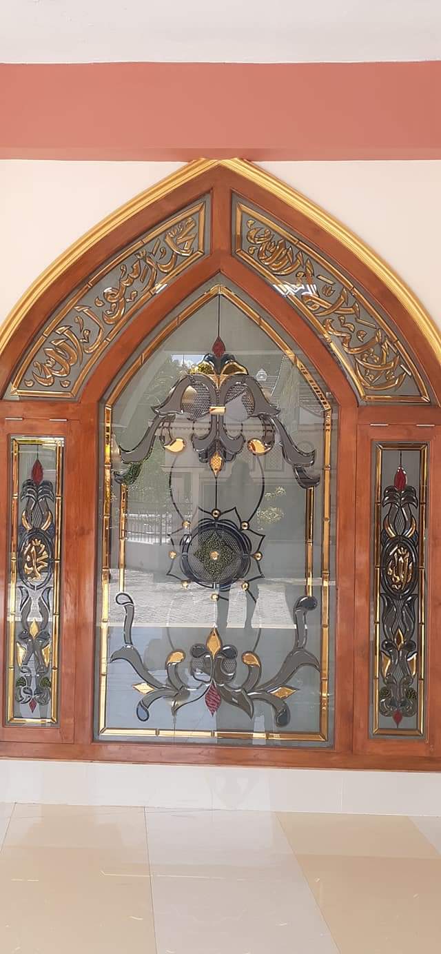 Kaca Patri dan Kaca Grafir di Bali