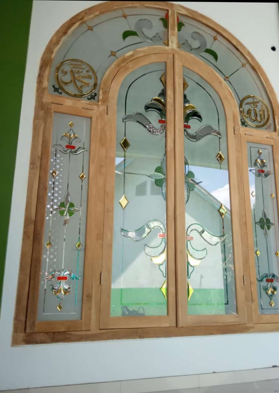 Kaca Patri dan Kaca Grafir di Bali