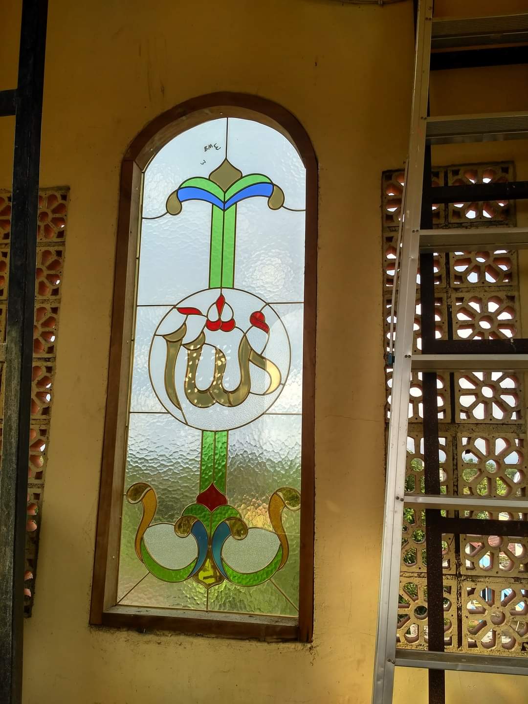 Kaca Patri dan Kaca Grafir di Bali