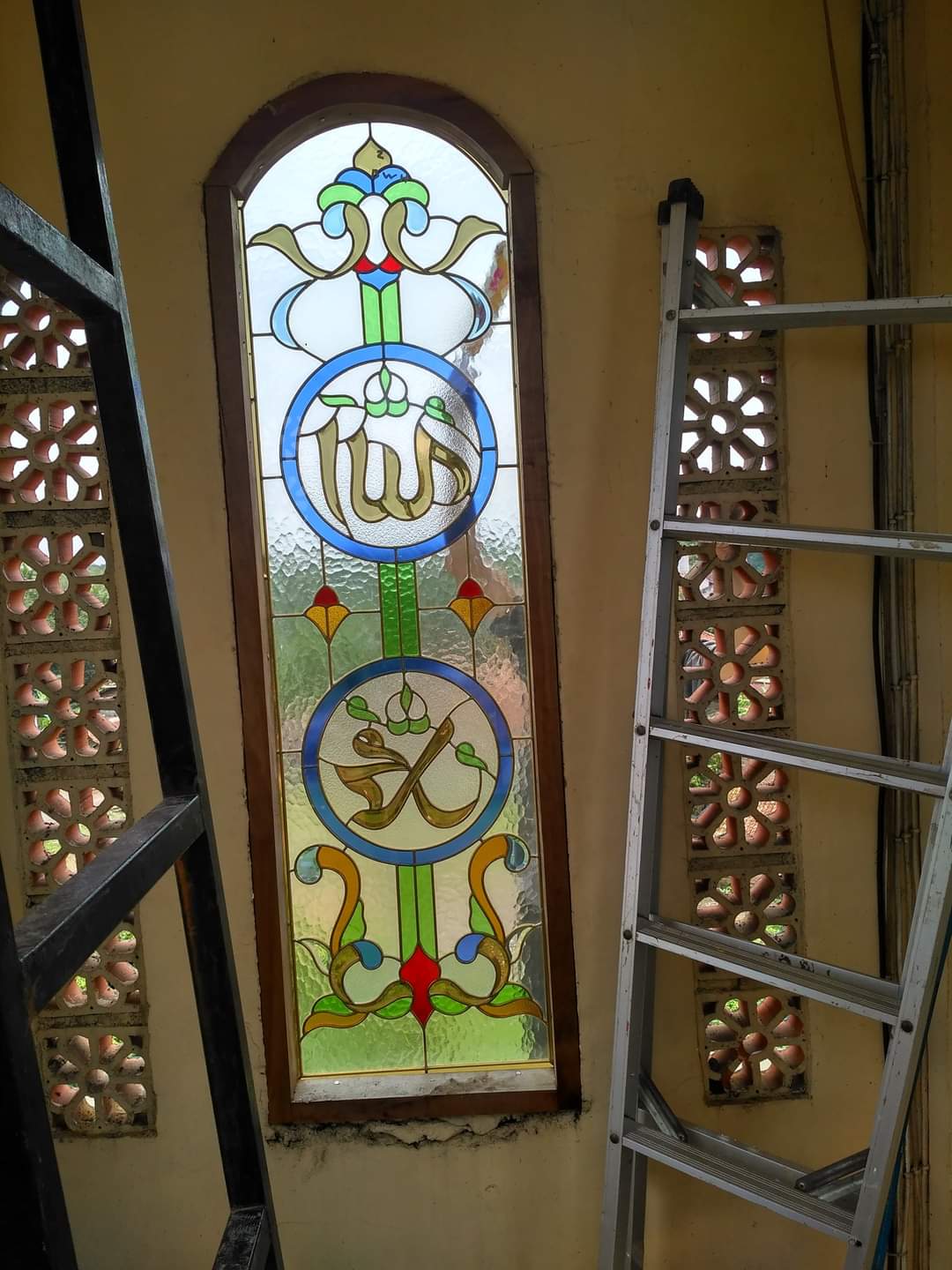 Kaca Patri dan Kaca Grafir di Bali