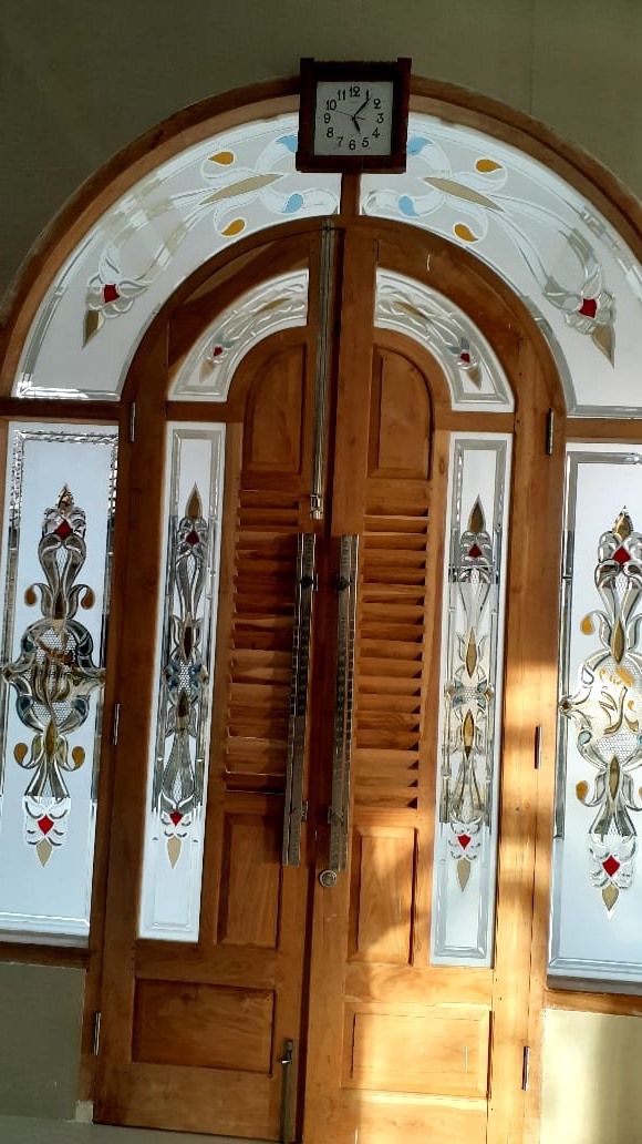 Kaca Patri dan Kaca Grafir di Bali