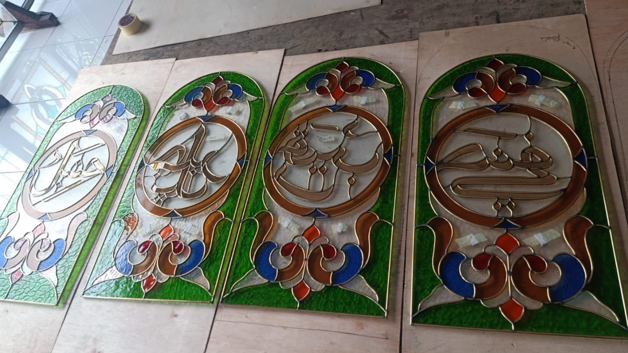 Kaca Patri dan Kaca Grafir di Bali