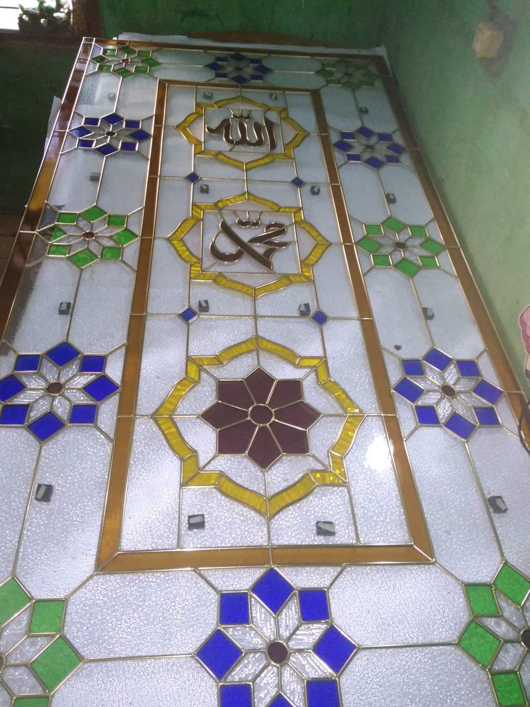 Kaca Patri dan Kaca Grafir di Bali